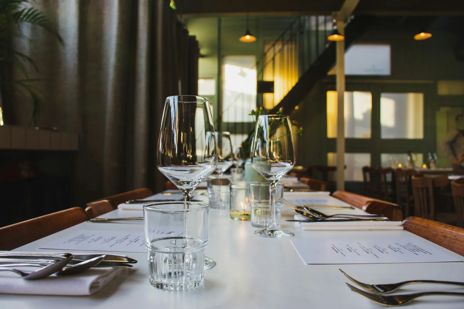 Restaurant table set for service, illustrating tip calculation and gratuity etiquette